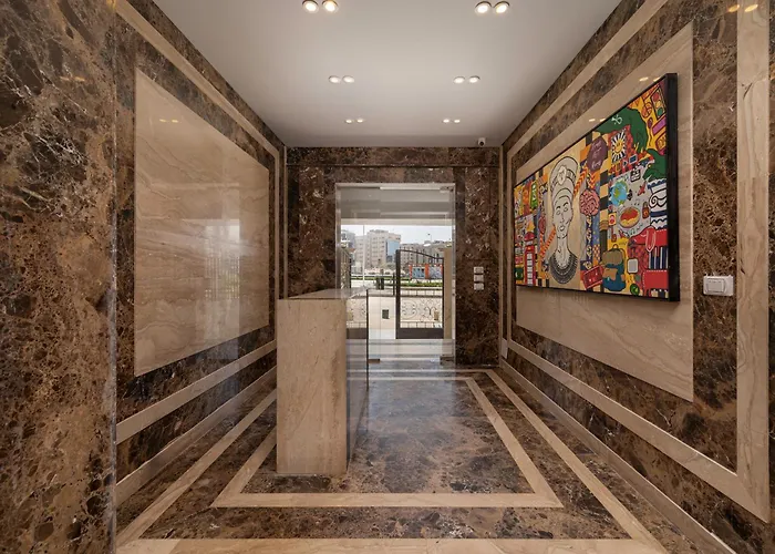 Travelholic 90 Residence